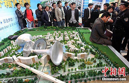 上海之春房展會展商為搶客源互相“砸場”（圖）